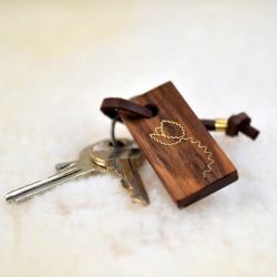 Drevený prívesok na kľúče, vybíjaný
